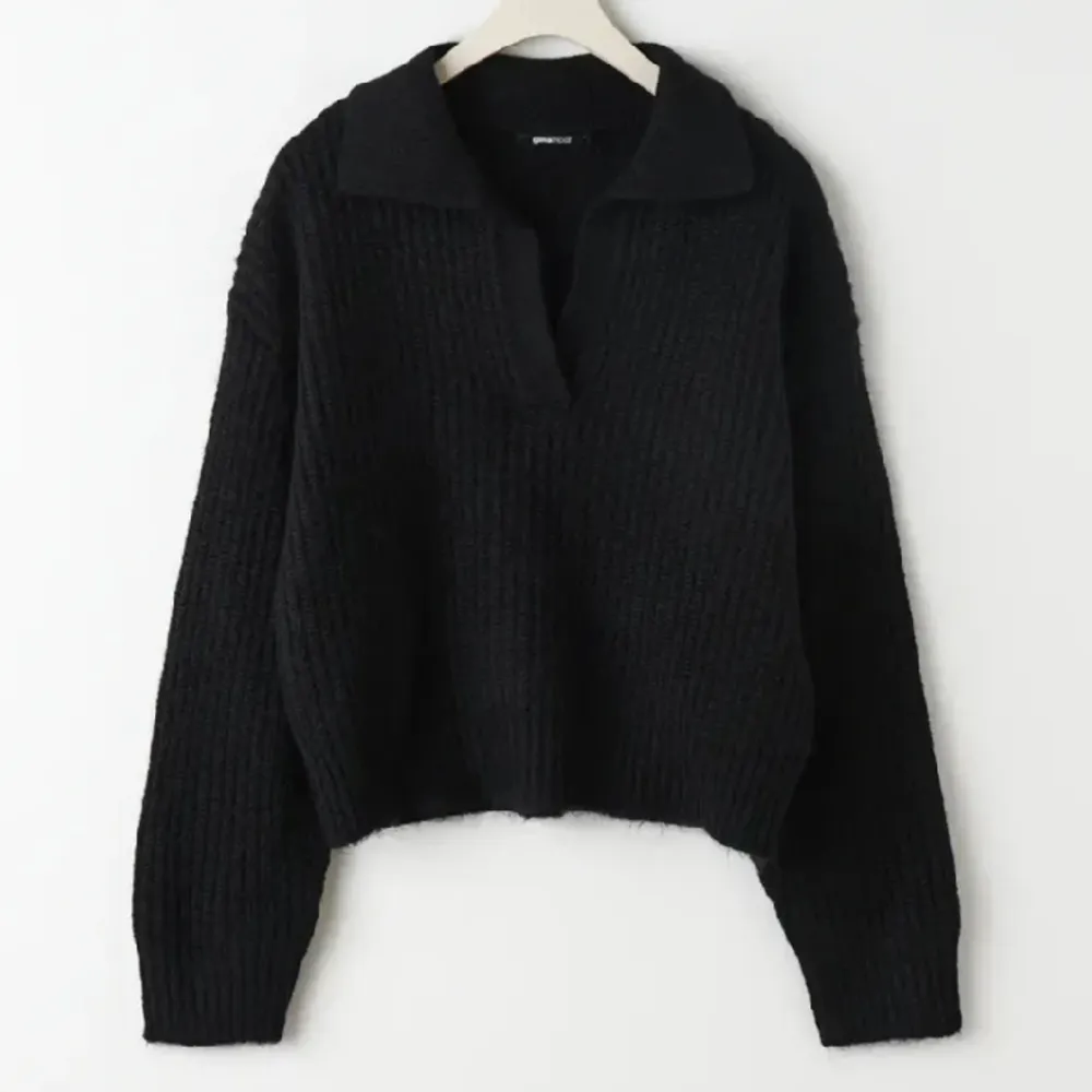 Säljer denna svarta stickade tröja från gina tricot, bra skick❤️. Stickat.