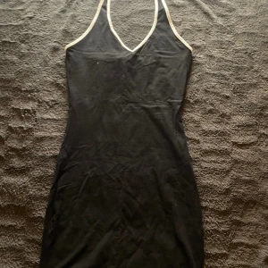 klänning  - svart kort klänning i strl s