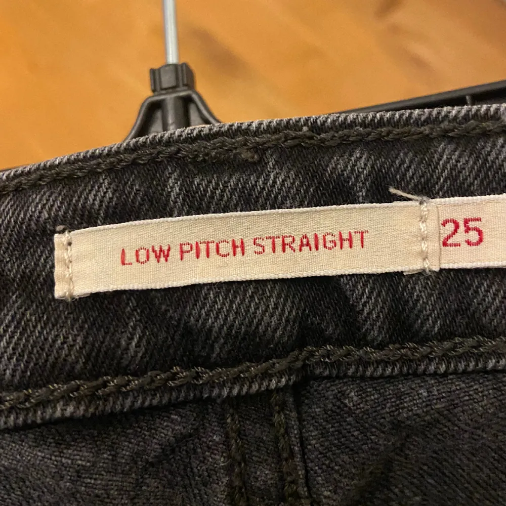 Säljer dessa jätte fina svarta straight jeans❣️ andvända ett fåtal gånger, är något insydda längst ned men är inget som syns på❣️ kostar ca 500 kr ny. Längd 25 (motsvarar ca xs i midja). Jeans & Byxor.