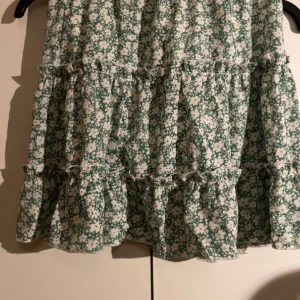 Mini kjol - Blommig mini kjol köpt förra året