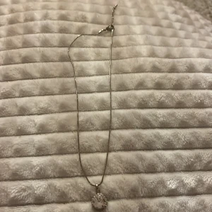 Halsband  - Säljer den fina halsbandet, den ör silver platterat 