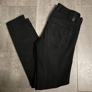 Replay anbass - Ett par replay anbass i bra skick - inte använda särkilt mycket - storlek 34 men passar något mindre - nypris runt 1800kr - mitt pris endast 499 - hör av dig om du har några frågor!