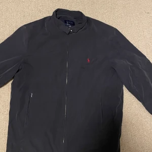 Jacka Ralph Lauren  - En jacka från märket Ralph Lauren  Väldigt bra skick Använd fåtal gånger  Perfekt vårjacka!  Storlek XL men sitter som en M. Pris kan diskuteras!