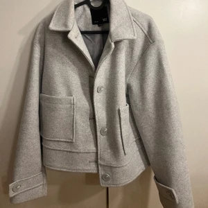 Kappa  - Super fin och varm kappa. Säljer den på grund av att den inte har kommit till användning. Har använt den Max 2 gånger. 