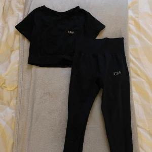 Icaniwill set  - Fint set från icaniwill, 400kr för hela setet, 350kr för byxor, 200kr för T-shirt 