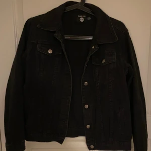 SVART JEANSJACKA BOOHOO - Jeansjacka köpt på boohoo, går ej att köpa längre. Fint skick. Köpt för 500kr säljer nu för 200kr. Skriv privat för fler bilder.