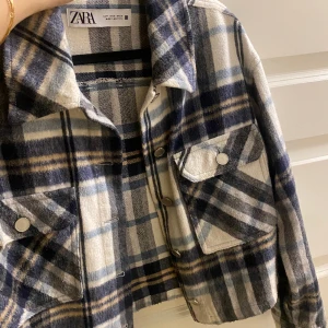 Jacka - Rutig zara jacka i storlek s