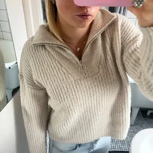 Såå skön stickad tröja med zip-up krage ifrån New Yorker 🤍🌟Står att det är XXS men skulle säga att den passar XS med och kanske en S 💕