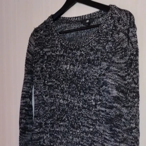 Svart vit tröja  - Väldigt fin tröja, använd 2 gånger. Skönt material 