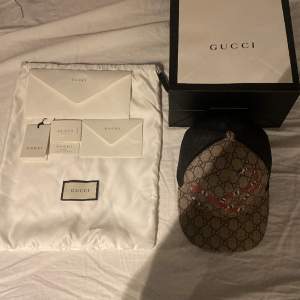 Gucci keps bra skick alla tags,kuvert, påsar och box kvar köpt på Guccis hemsida. Skriv för fler frågor eller bilder eller andra funderingar👍🏻