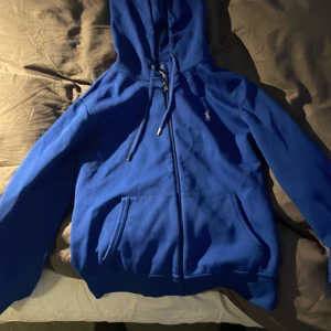 Polo Ralph lauren - Denna tröja har jag inte använts jättemycket för den har blivit för liten för mig. Köpte den från Zalando och har inget kvitto 