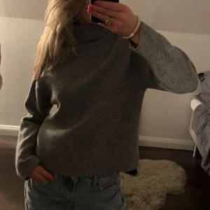 Grå stickad tröja  - Säljer denna söta tröja från zara, fint skicka storlek 158 men passar xxs/xs/s 💘💘💘