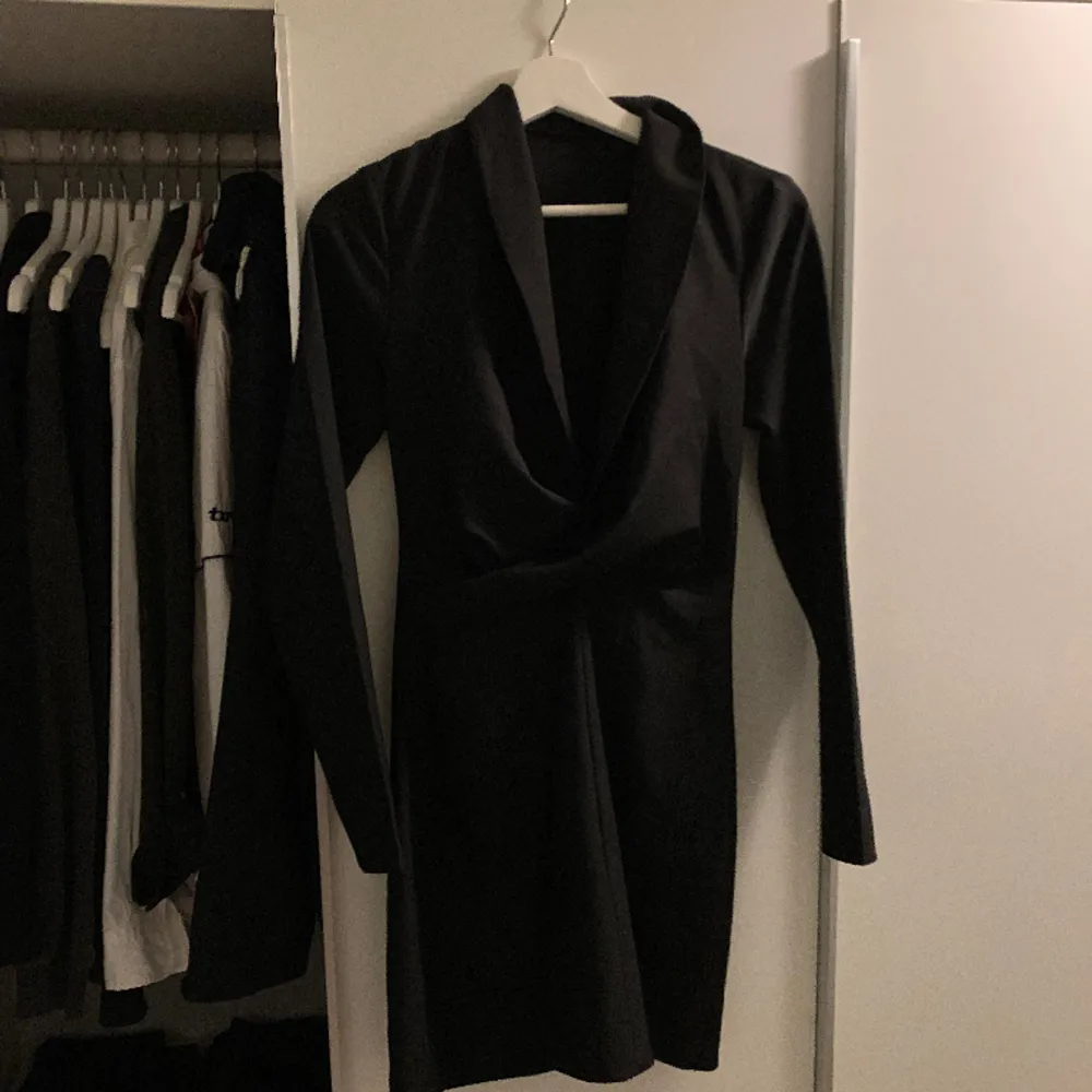 Otrologt snygg svart kostymklänning. Aldrig använd, nypris 526kr.. Klänningar.