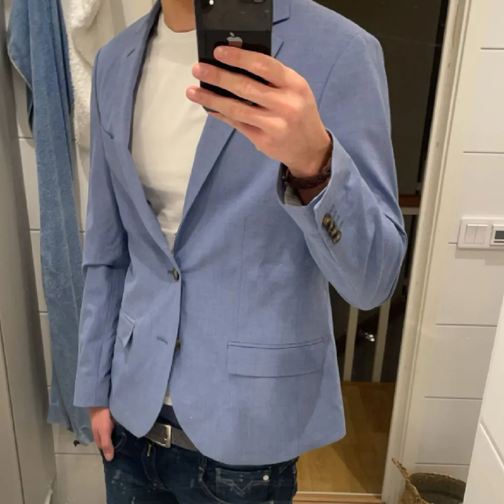 Väldigt fräsch blazer som är perfekt iför kommande vårtiderna. Våga stå ut och köp hem denna blazern från oss.. Kostymer.