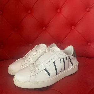 Valentino open skor  - Säljer dessa Valentino open skorna. Skick 9/10 Endast skorna. Hör av dig om du har några frågor. Pris kan diskuteras vid snabb affär!