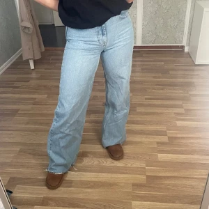 Vida blå jeans - Så fina blå jeans i en vid modell✨ Storlek 38, försluts med dragkedja och en knapp. Jag är 168cm lång. Rätt tight passform på mig då jag normalt är en 40. Superenkelt att klippa dem kortare då kanten är rå från början! 