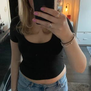 Svart t-shirt 💕 - Svart t-shirt från H&M🥰