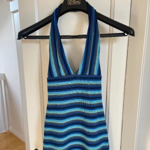 Halterneck klänning - Stickad klänning med halterneck från Pull&Bear. Storlek S, sitter enligt sig som XS. Oanvänd.