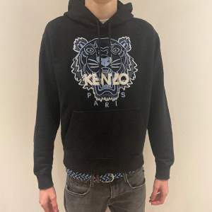 En snygg hoodie från kenzo Paris, storlek XS fast sitter som en S. Säljer denna hoodie då den inte kommer till användning. Modellen på denna bild är 185. Nypris 2800, mitt pris 899