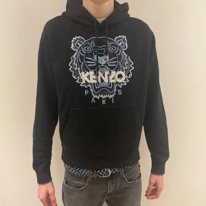 kenzo hoodie - En snygg hoodie från kenzo Paris, storlek XS fast sitter som en S. Säljer denna hoodie då den inte kommer till användning. Modellen på denna bild är 185. Nypris 2800, mitt pris 899