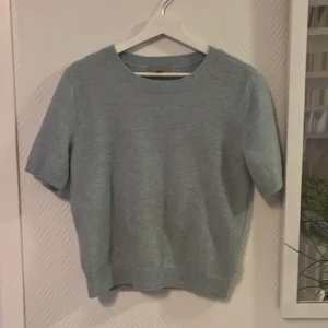 Stickad t-shirt  - Säljer denna stickade tröjan från HM eftersom den inte används. Nypris är 179kr. 