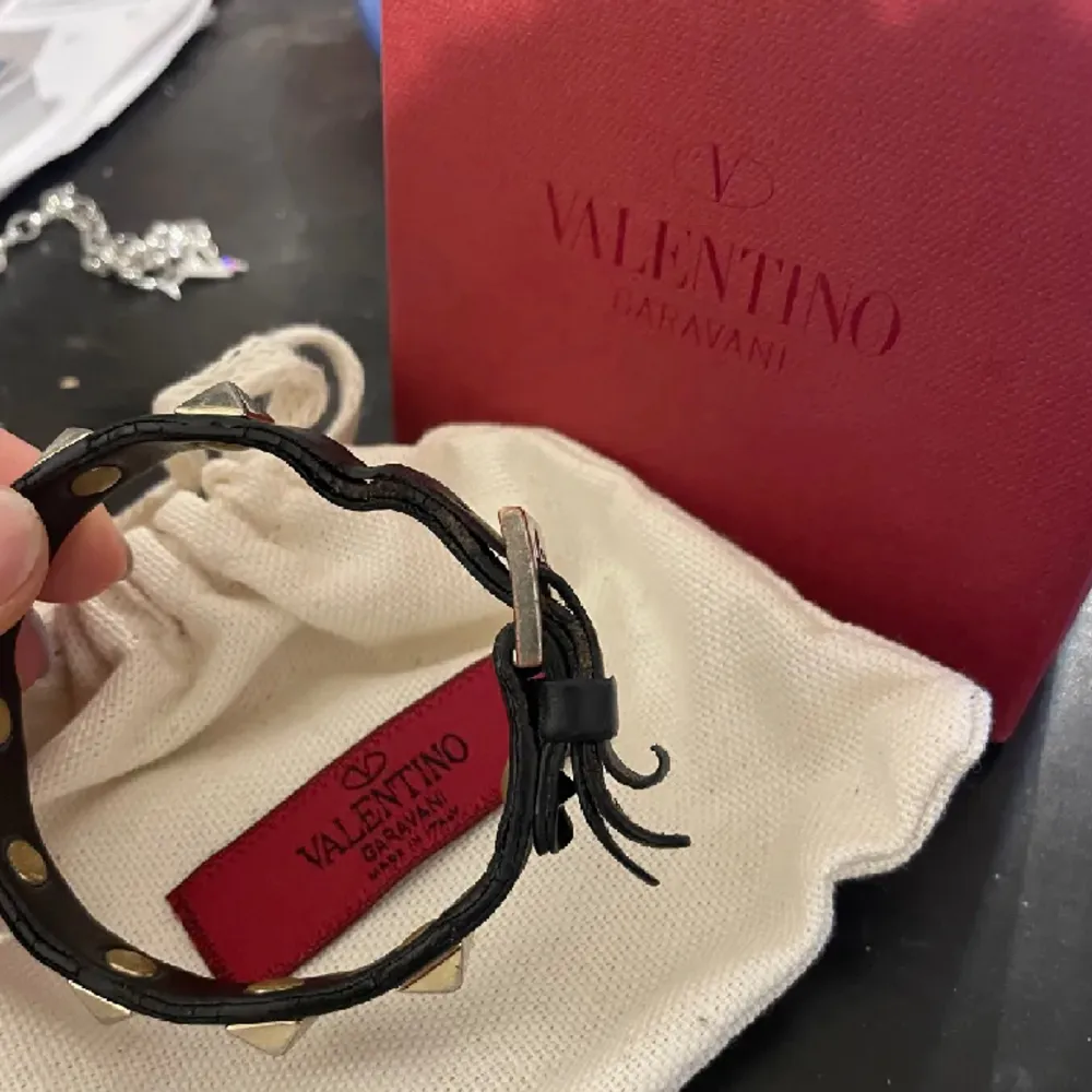 Säljer mitt Valentino Armband som Tyvär inte kommer till använding längre, jag har kvitto, boxen och alla tags❤️❤️ bandet är delat men den går att använda som vanligt❤️❤️. Accessoarer.