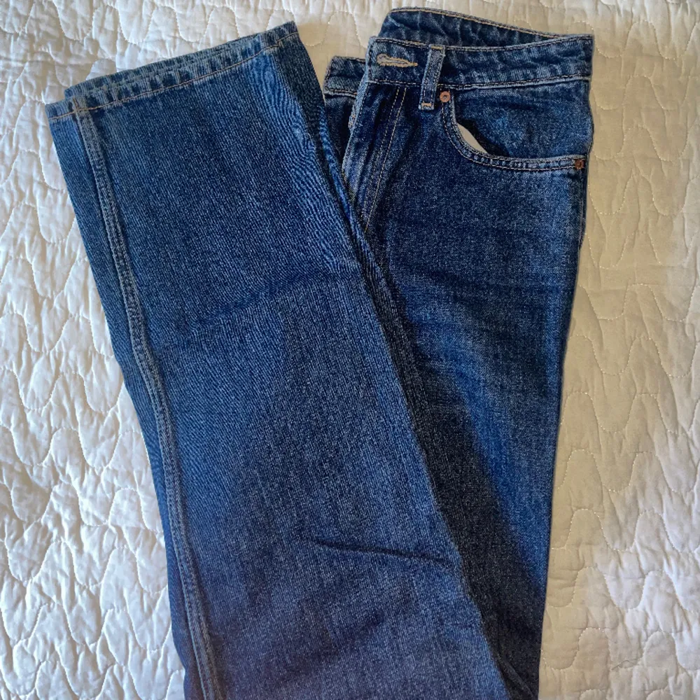 Jeans i fint skick från Weekday. Modell ”Rowe”. Storlek 26 i midjan och 32 i längden. Säljer pga att de är för små! Hör av er vid frågor❣️. Jeans & Byxor.