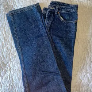 Jeans i fint skick från Weekday. Modell ”Rowe”. Storlek 26 i midjan och 32 i längden. Säljer pga att de är för små! Hör av er vid frågor❣️