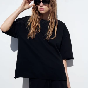 Kortärmad sweatshirt från zara! - Säljer min fina kortärmade sweatshirt från zara då den aldrig kommer till användning! Använd väldigt få gånger, köpt i somras och i nyskick☺️ 