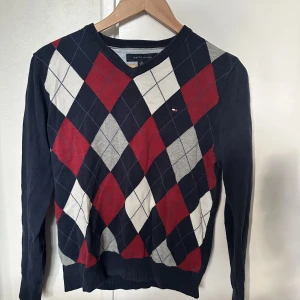 Tommy hilfiger - Snygg vintage  pull over från Tommy Hilfiger! Bekväm och bra skick! 