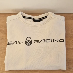 Sailracing Tröja - Säljer min sailracing tröja då den inte passar längre. Den är använd men ändå i fint skick. Priset kan diskuteras.