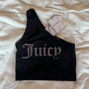 Juicy Couture Velour One Shoulder Topp Svart S  - Helt ny Juicy Couture topp strl S. Materialet är velour med strass stenar.   Köparen betalar frakten. Fråga mig gärna om fler bilder eller fraktpris! 