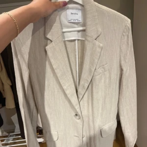 Kavaj  - I linne, strl M, från bershka