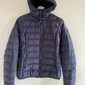 Äkta parajumper jacka  - Mörkblå parajumper jacka, den  är knappt använd Storleken är Y-L (16 år) men motsvarar ungefär s-m. Skulle säga att den passar alla från xs s och m Skriv till mig om du vill ha bevis på att den är äkta 