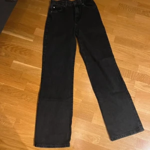 Jeans  - Stradivarius jeans. Raka/wide leg. Har ingen bild på 