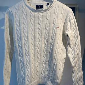 Säljer nu denna vita, fina stickade Gant tröjan. Den har används snålt och är därför i ett väldigt fint skick. Hör av dig vid frågor eller funderingar. Storlek S. Bra pris!