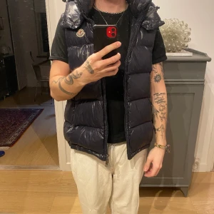Moncler  - Fin moncler väst,  Sparsamt använd 