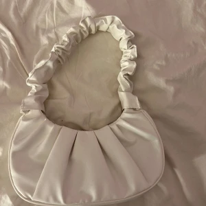 Vit handväska  - Säljer denna väska då den inte används, använd 3 gånger. Fint skick🤍