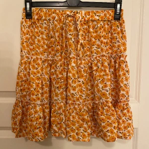 Gullig kjol - Gullig somrig kjol med gula blommor❤️