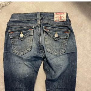 True religion jeans - Jag säljer dessa low waisted straight true religion jeans, as snygga oxh bra skick, köpte för 1300, midjemått 32, innebenslängd ungefär 80 ❤️