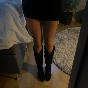 Boots  - Säljer dessa boots från boohoo. Storlek 39. Endast använda 1 gång. 