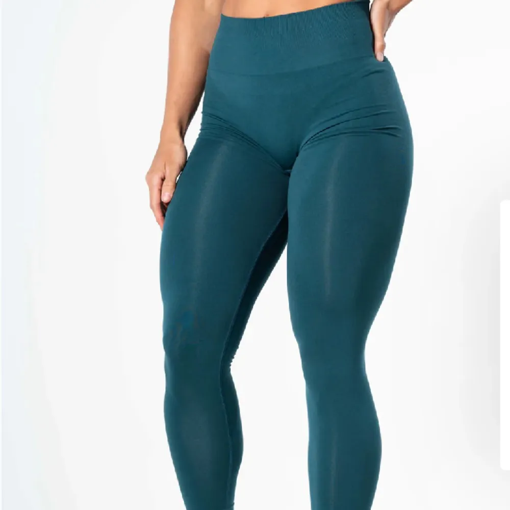 Säljer mina tights från favorit modellen prime seamless scrunch i storlek S pga garderobsrensning. Använda 2 gånger, i nyskick. Nypris 699kr, färg teal grön.. Jeans & Byxor.