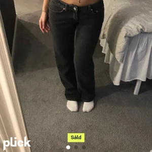 Svarta lågmidjade jeans  - Säljer dessa lågmidjade jeans jag köpte har på Plick. Säljer på grund av att dom är för stora. Inga fläckar eller sönder nånstans. Skriv privat för fler frågor 💕