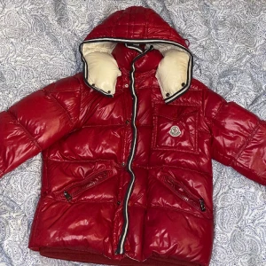 Moncler branson - Säljer nu denna sjukt snygga jacka då den inte riktigt passar min stil längre, jackan är i storlek 1 (S) och i bra använt skick, kan mötas upp i Västerås eller frakta mot att köparen står för frakten. Byte funkar. Bara fråga om det undras över något