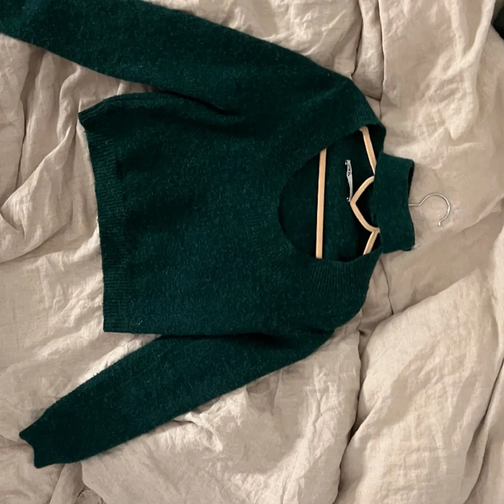 Säljer denna fina gröna stickade tröjan från zara som jag ej använder längre. ❤️. Stickat.