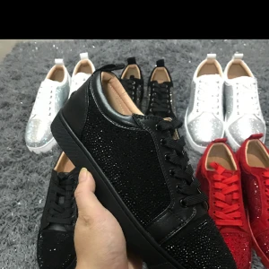 Letar efter dessa skor i läder eller mocha - Loubutins