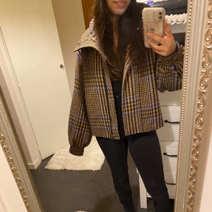 Ny jacka från Kappahl - Jättefin höst och vår jacka från Kappahl i strl XS. Passar ändå ganska oversized, för referens är jag 165cm. Aldrig använd och har prislappen kvar. Kom aldrig till användning tyvärr, köptes i höstas för 799kr