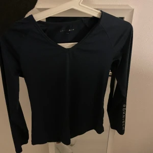 Superfin träningstopp - Superfin träningsstopp i storlek xs men passar även som S med en urringning. Knappt använd och i superfint skick från märker Rönnisch! Hör av dig för fler frågor❤️   