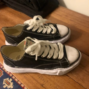 Maison miraha yasuhiro  - Säljer mina maison miraha skor som knappt är använda säljer dom exstremt billigt för jag ska utomlands nu ge mig förslag på priser så kan vi diskutera nåt