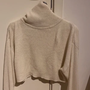 Polokrage tröja - super fin polokrage tröja. Använd typ 3 gånger och är i superbra skick. Säljer den för att den då inte används längre.